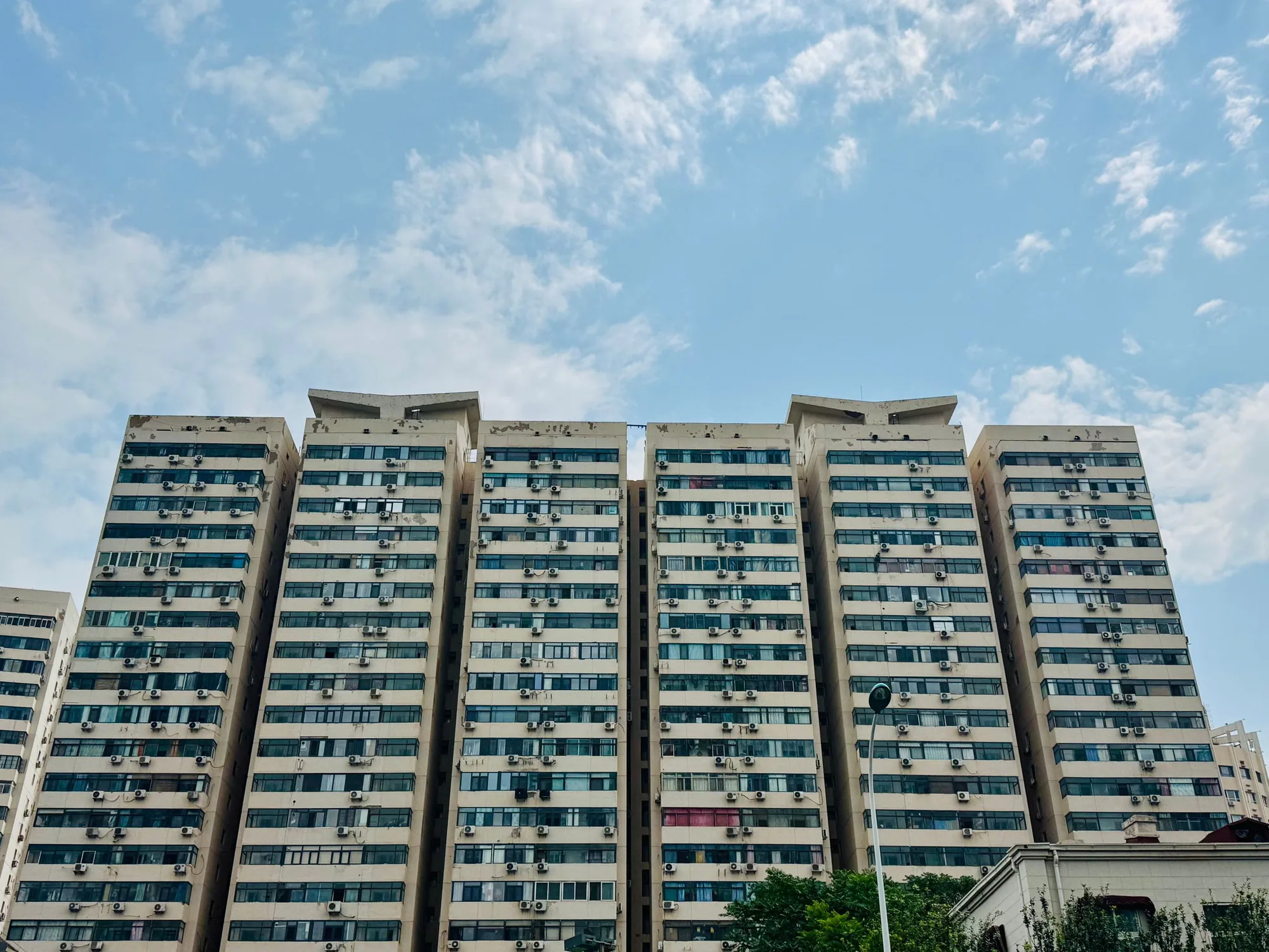 城市高层住宅楼群。图片:Pexels / Shuaizhi Tian