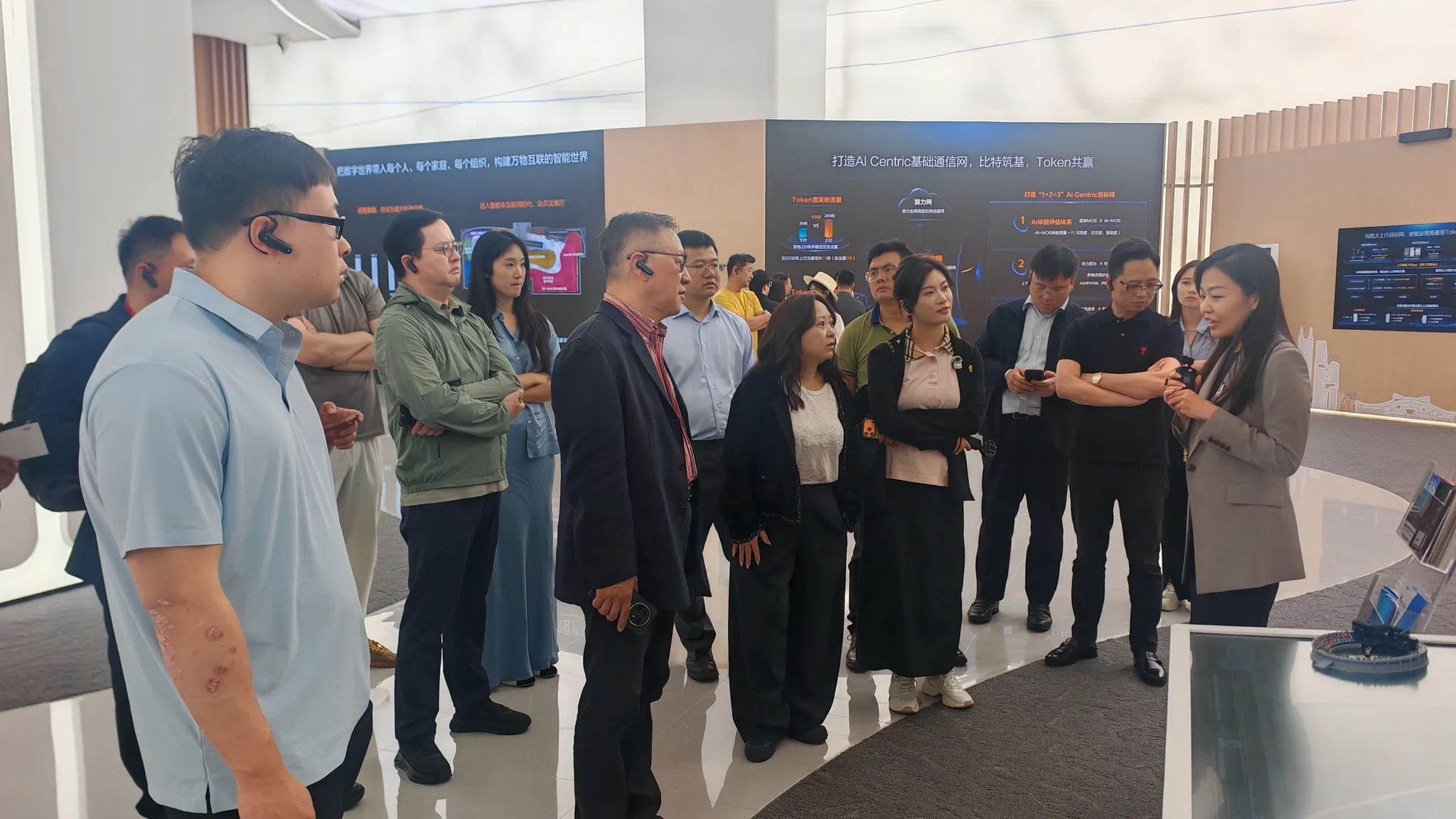 代表团在华为深圳总部展厅参观交流