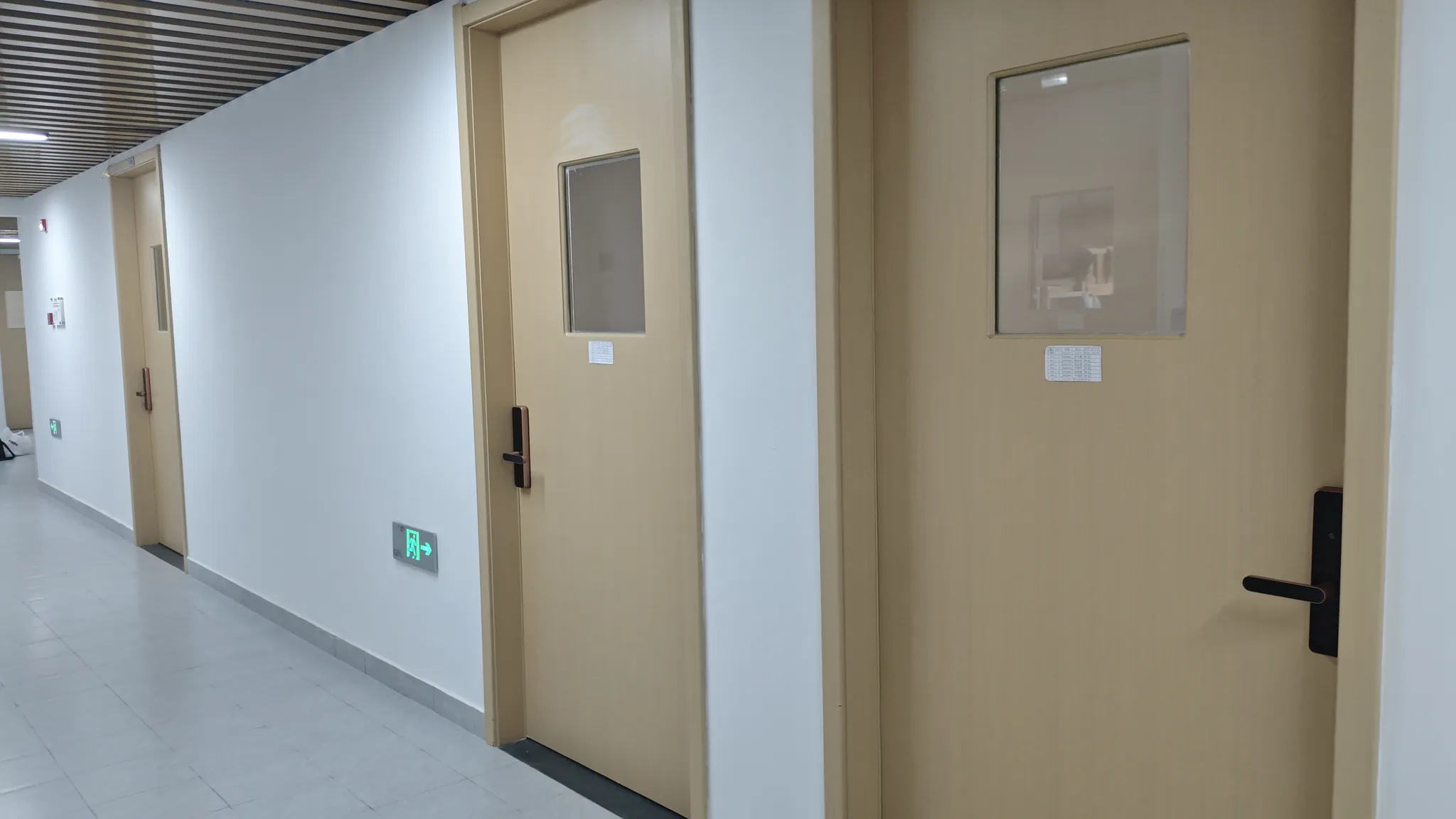 宿舍楼廊道：楼内宿舍的门锁已接入统一管理